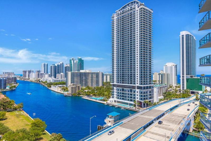 Stylish 2BR High-Rise Retreat w Ocean Views - image 24