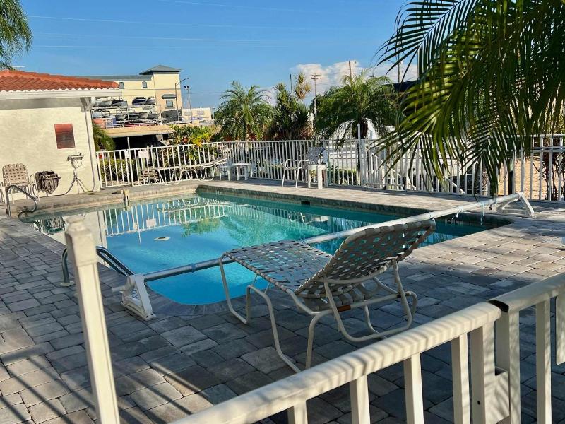 Cape Coral Waterfront Condo- A Boater's Dream - image 17