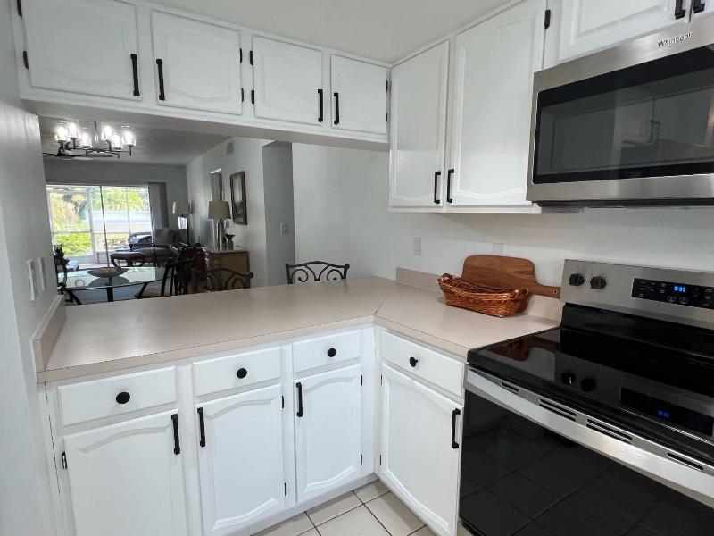 Cape Coral Waterfront Condo- A Boater's Dream - image 11