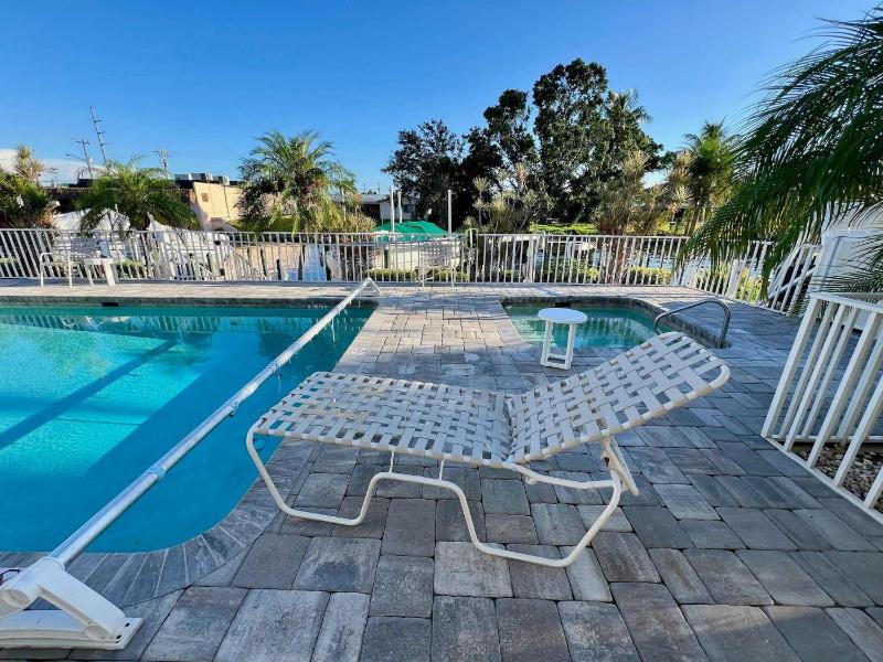 Cape Coral Waterfront Condo- A Boater's Dream - image 3