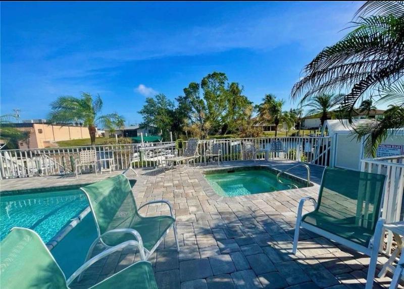 Cape Coral Waterfront Condo- A Boater's Dream - image 21