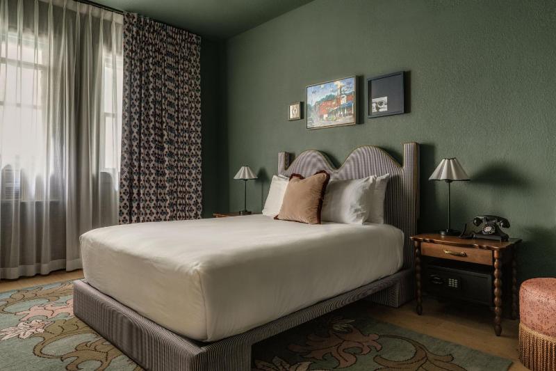 Marqueen Hotel - image 4