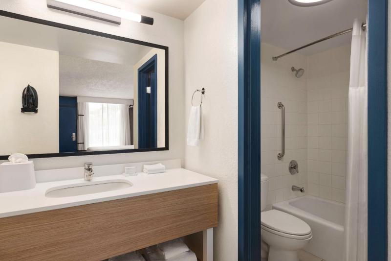 Spark by Hilton Sarasota Siesta Key Gateway - image 21