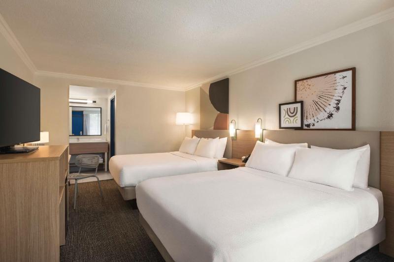 Spark by Hilton Sarasota Siesta Key Gateway - image 12