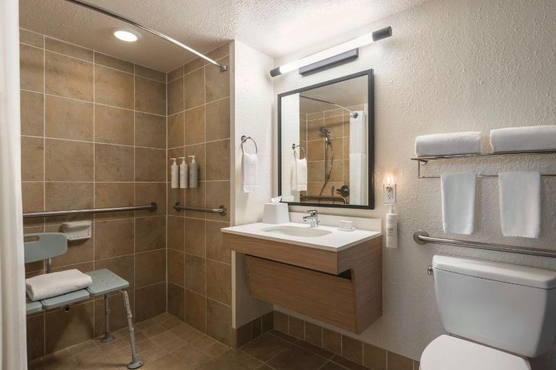Spark by Hilton Sarasota Siesta Key Gateway - image 11