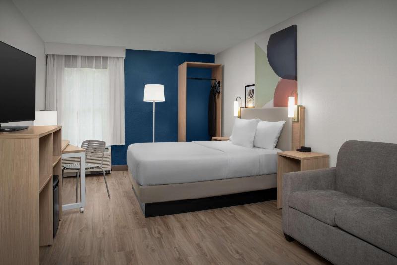 Spark by Hilton Tampa Brandon - image 3