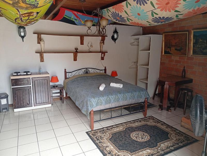 Confortable y privado estudio en zona exclusiva . - image 1
