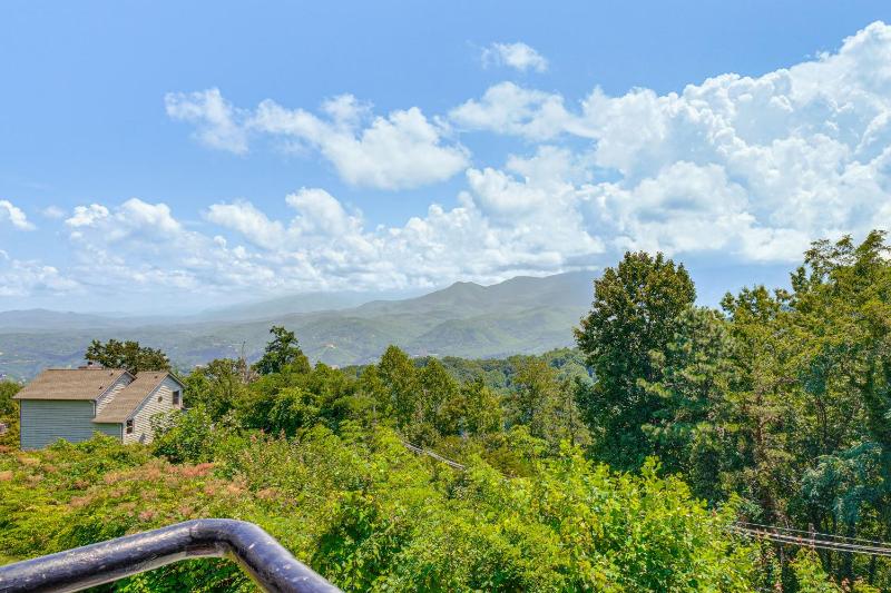 Indoor & Outdoor Pool Access! Condo 3 Mi to GSMNP - image 1