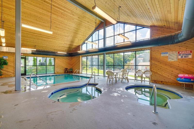 Indoor & Outdoor Pool Access! Condo 3 Mi to GSMNP - image 14