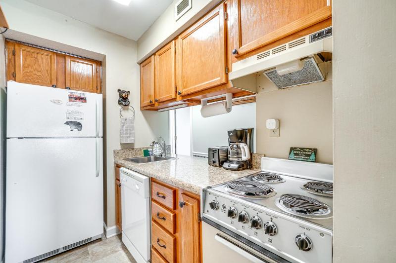 Indoor & Outdoor Pool Access! Condo 3 Mi to GSMNP - image 28