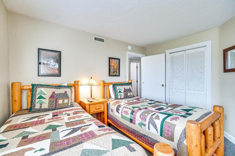 Indoor & Outdoor Pool Access! Condo 3 Mi to GSMNP - image 26