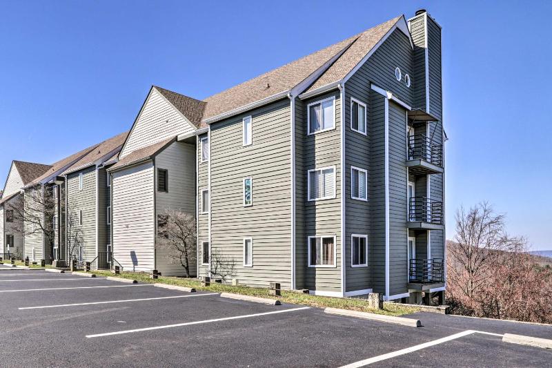 Indoor & Outdoor Pool Access! Condo 3 Mi to GSMNP - image 4