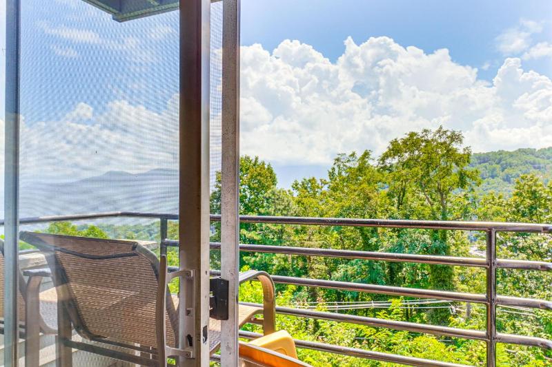 Indoor & Outdoor Pool Access! Condo 3 Mi to GSMNP - image 23
