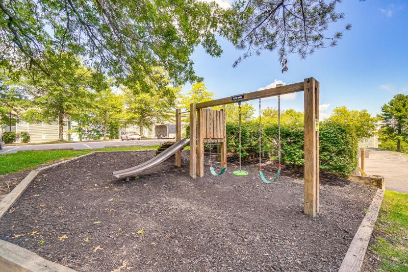 Indoor & Outdoor Pool Access! Condo 3 Mi to GSMNP - image 17