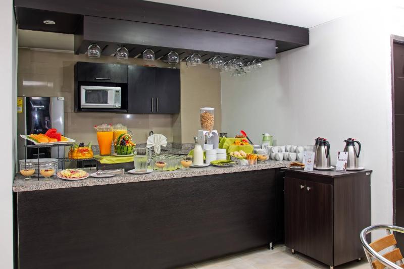 Hotel Regency Suites La Feria - image 10