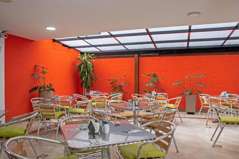 Hotel Regency Suites La Feria - image 13