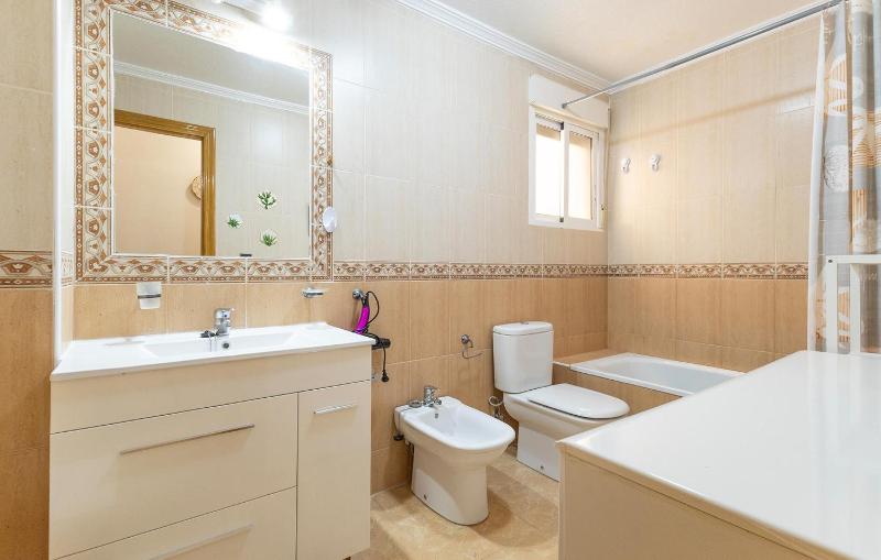 2 Bedroom Cozy Apartment In Torrevieja - image 16