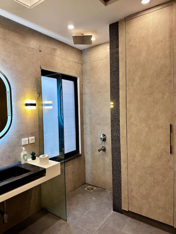 Luxury 10 Marla Fully Furnished House for Rent in DHA Phase 4 - image 12
