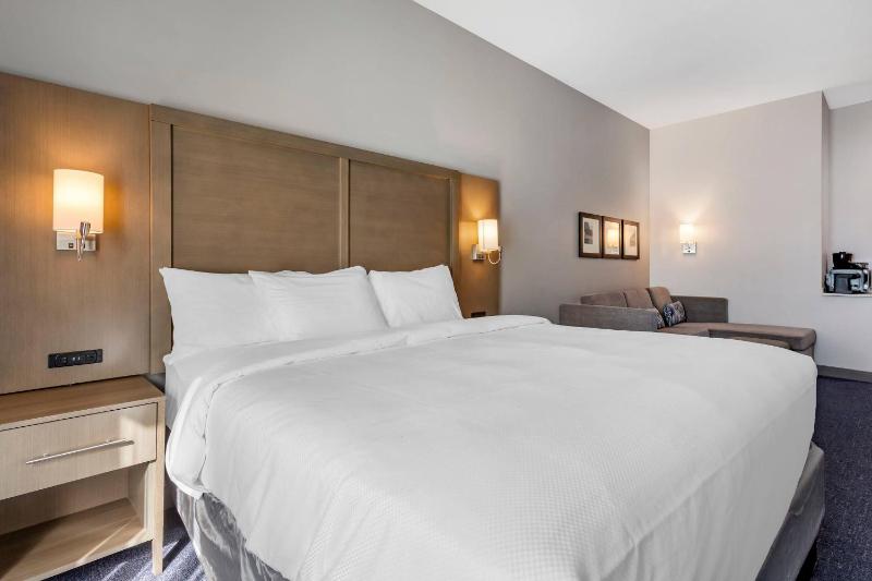 Comfort Suites Scottsdale Talking Stick Entertainment District - image 25