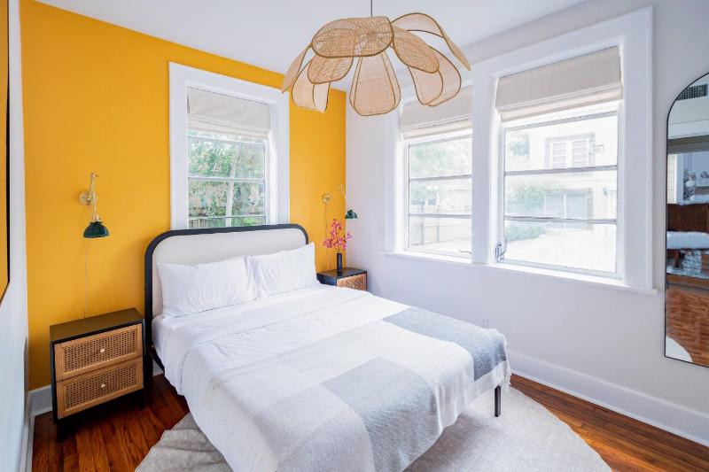 Designer 2br king-size bed 5mins to the beach J1 - image 11