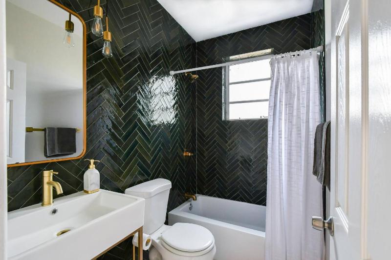 Designer 2br king-size bed 5mins to the beach J1 - image 17