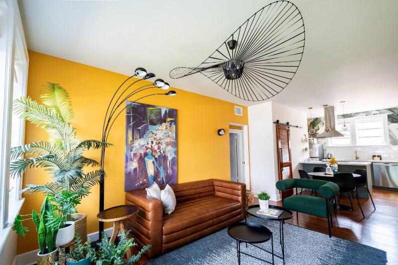 Designer 2br king-size bed 5mins to the beach J1 - image 1