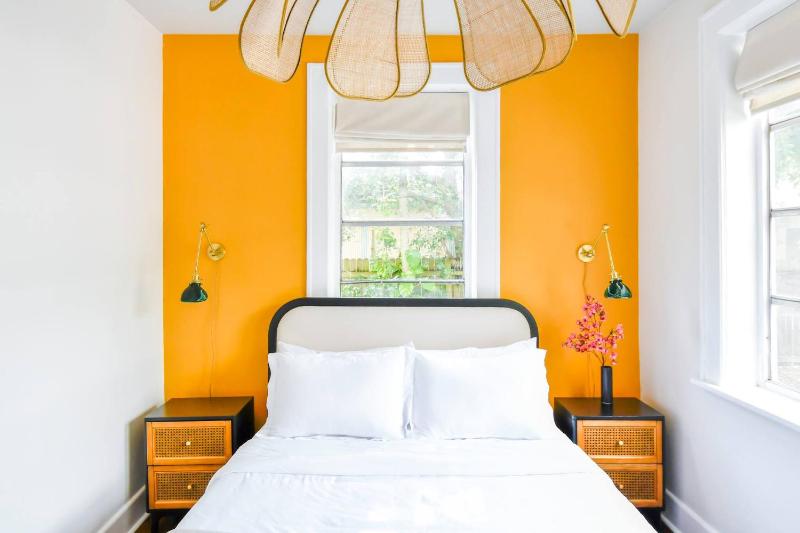 Designer 2br king-size bed 5mins to the beach J1 - image 12