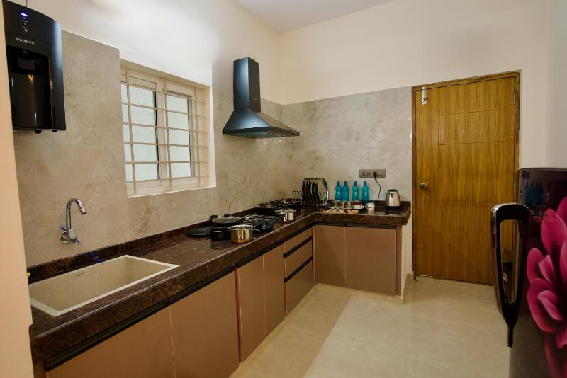 TrueLife Presidential Suites - 3BHK Luxurious AC Apartments - Modular Kitchen RO water system Microwave - Super fast WiFi 55 Smart TV 250 Airtel Channels - 3 bathrooms - Parking - Nearby PS4 A2B pure veg restaurants - Top service with lots of love - image 4