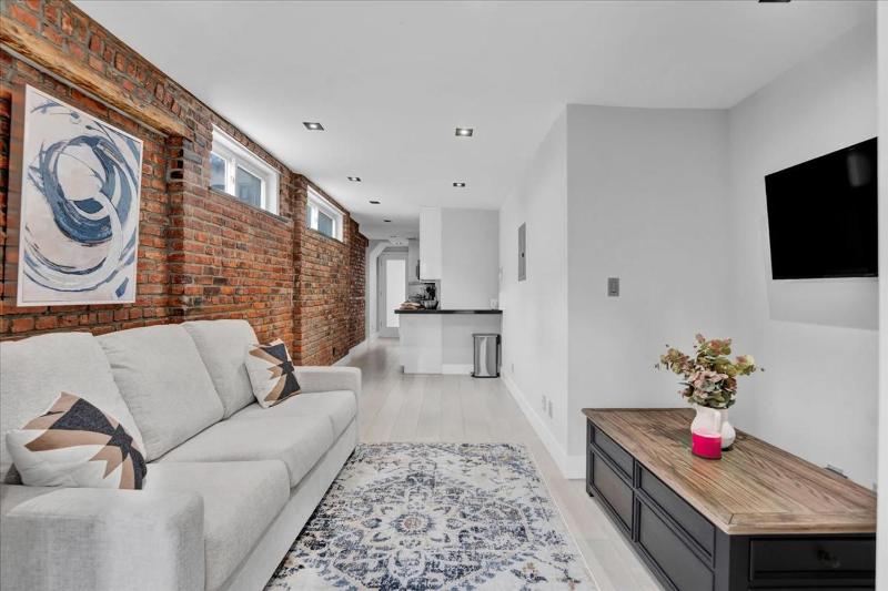 SoHo Designer 2BR w balcony - image 12