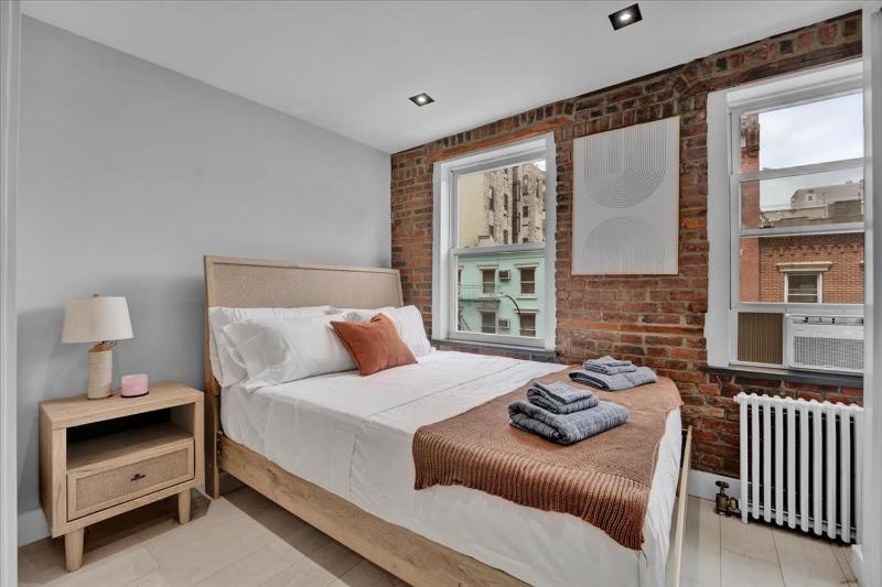 SoHo Designer 2BR w balcony - image 9