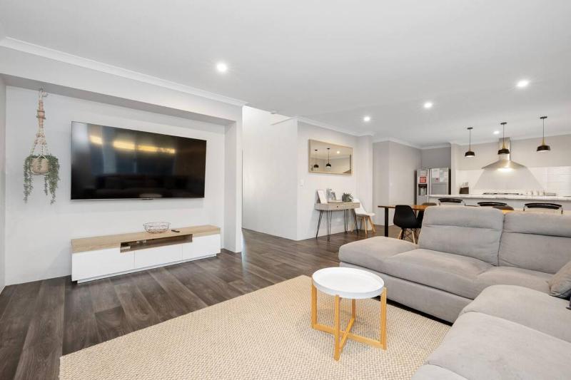 Carlisle 4BR Family Home 3 Miles To Optus Stadium - image 1