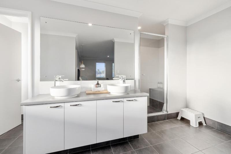 Carlisle 4BR Family Home 3 Miles To Optus Stadium - image 15