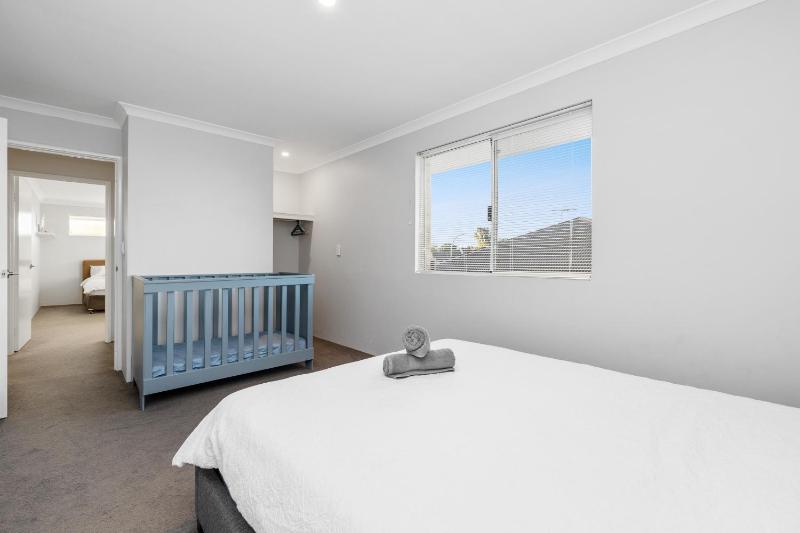 Carlisle 4BR Family Home 3 Miles To Optus Stadium - image 4