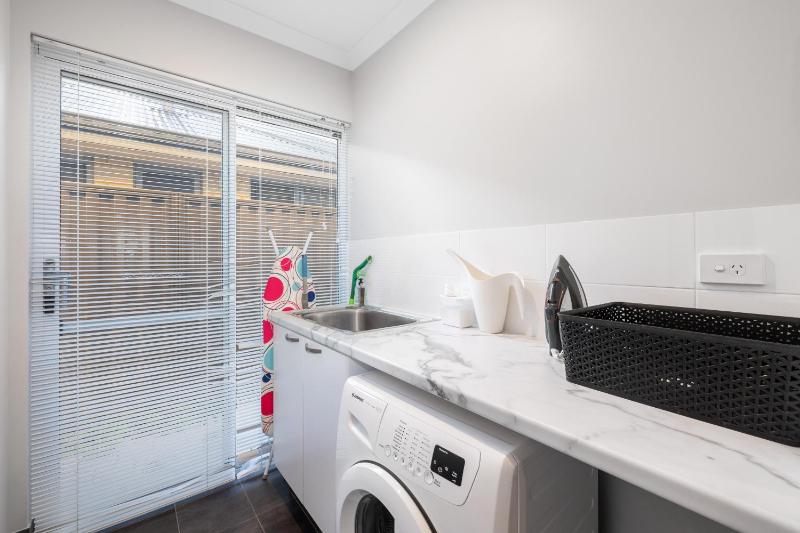 Carlisle 4BR Family Home 3 Miles To Optus Stadium - image 14