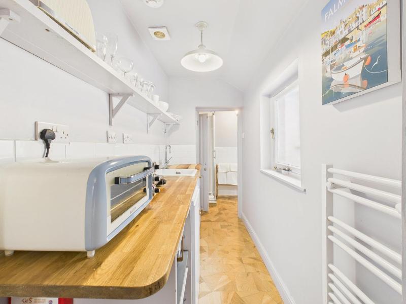 Cosy Falmouth Studio with Parking - image 16
