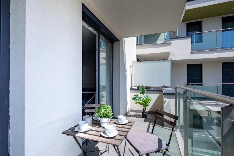 Free Parking - Very Central - Balcony - image 6
