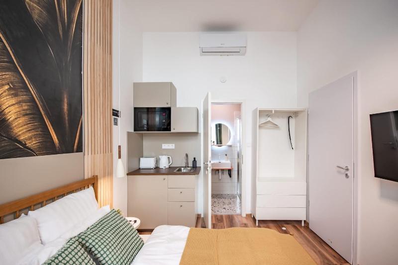 Central Cozy Studio with AC - image 3