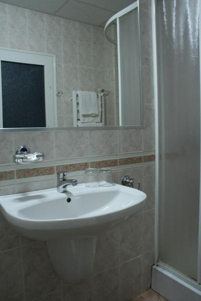 Triple Room with Balcony image 2