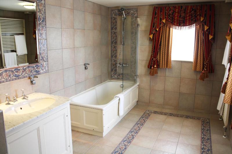 Deluxe Family Room image 4