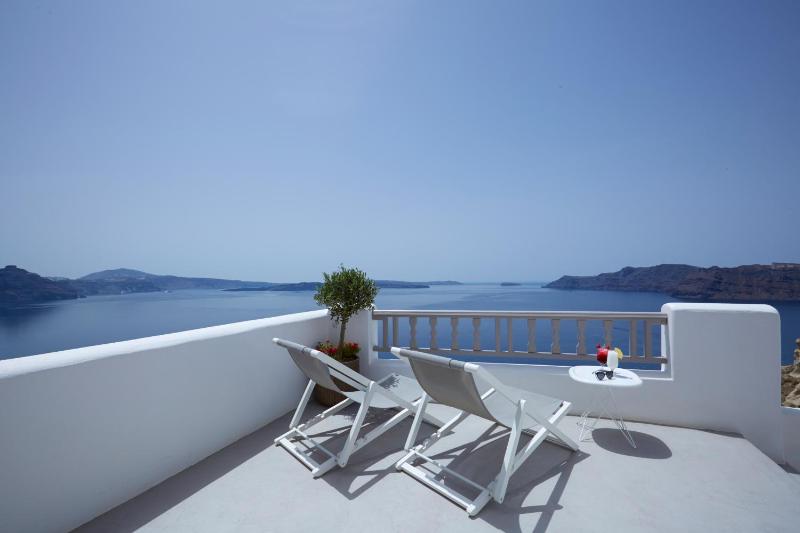 Executive Cave Suite with Outdoor Hot Tub and Caldera View image 3