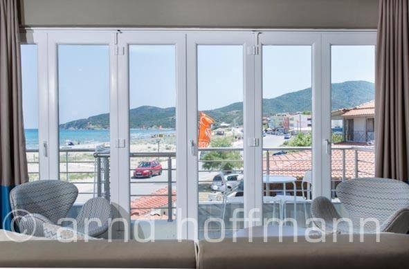 Deluxe Suite with Sea View image 2