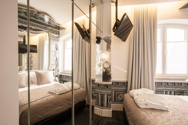 Small Standard Double Room image 3