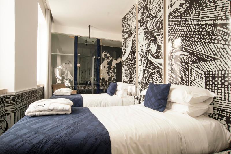 Superior Twin Room image 3