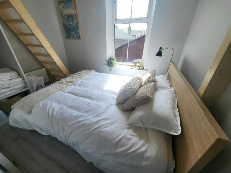 Top Location - Newly Refurbed 2BD Sleeps 6 W Loft - image 2