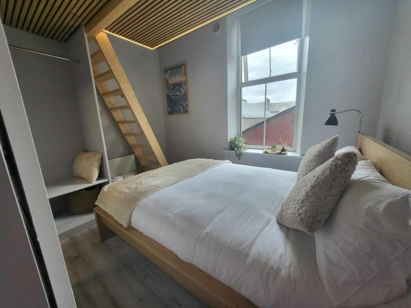 Top Location - Newly Refurbed 2BD Sleeps 6 W Loft - image 10