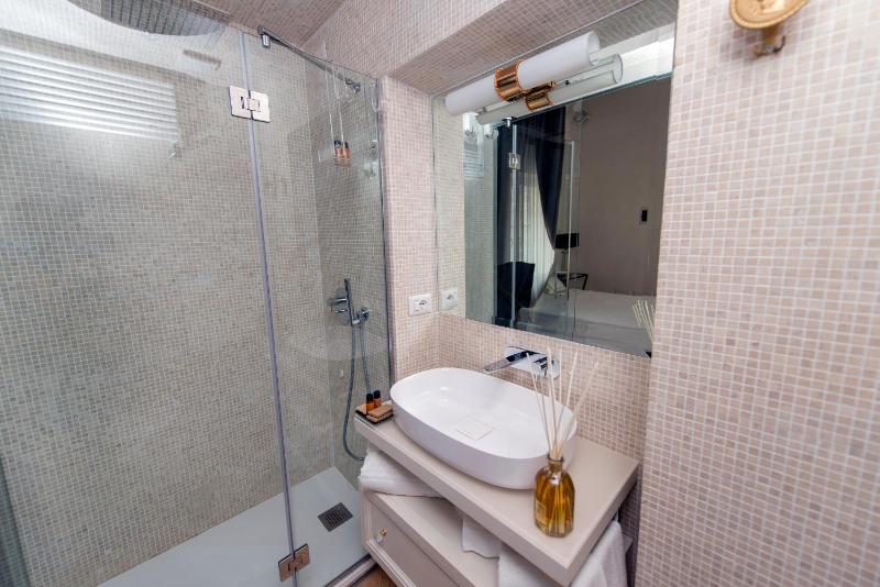 Standard Queen Room image 3