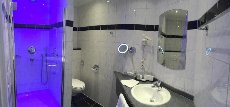 Superior Double Room with Balcony image 4