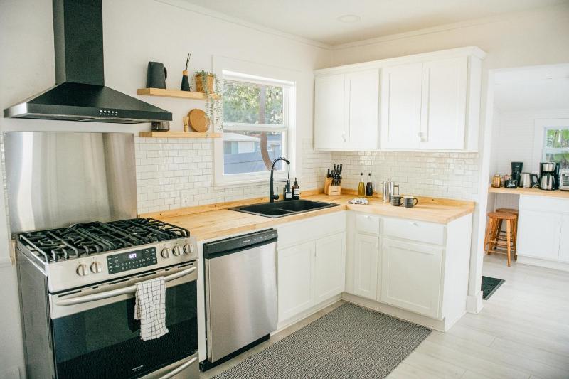 Near Anna Maria & IMGChic & RenovatedFenced Yard - image 19