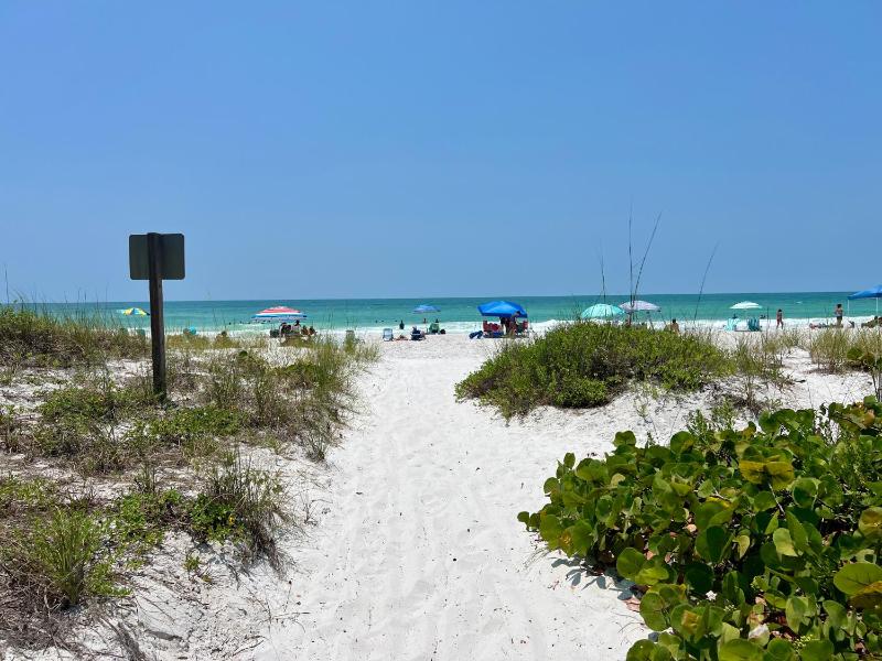 Near Anna Maria & IMGChic & RenovatedFenced Yard - image 14