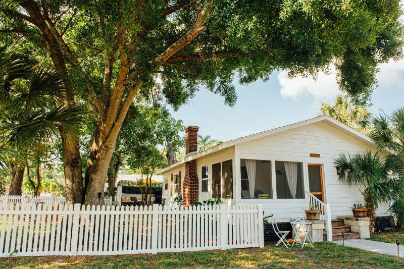 Near Anna Maria & IMGChic & RenovatedFenced Yard - image 16